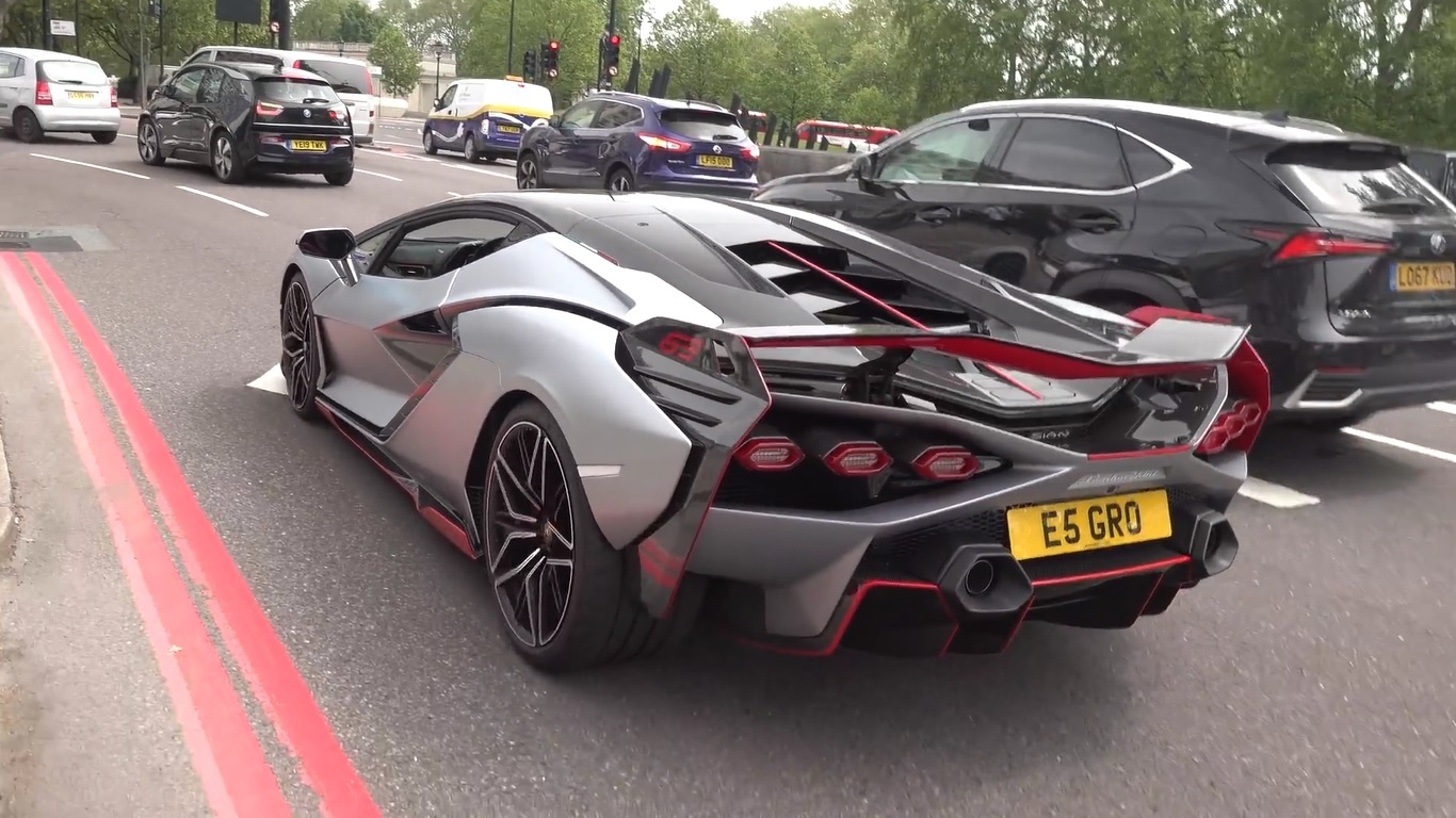 Chiếc Lamborghini Sian đầu tiên tại Anh lăn bánh trên đường  ảnh 5 Chiec Lamborghini Sian dau tien tai Anh lan banh tren duong anh 5