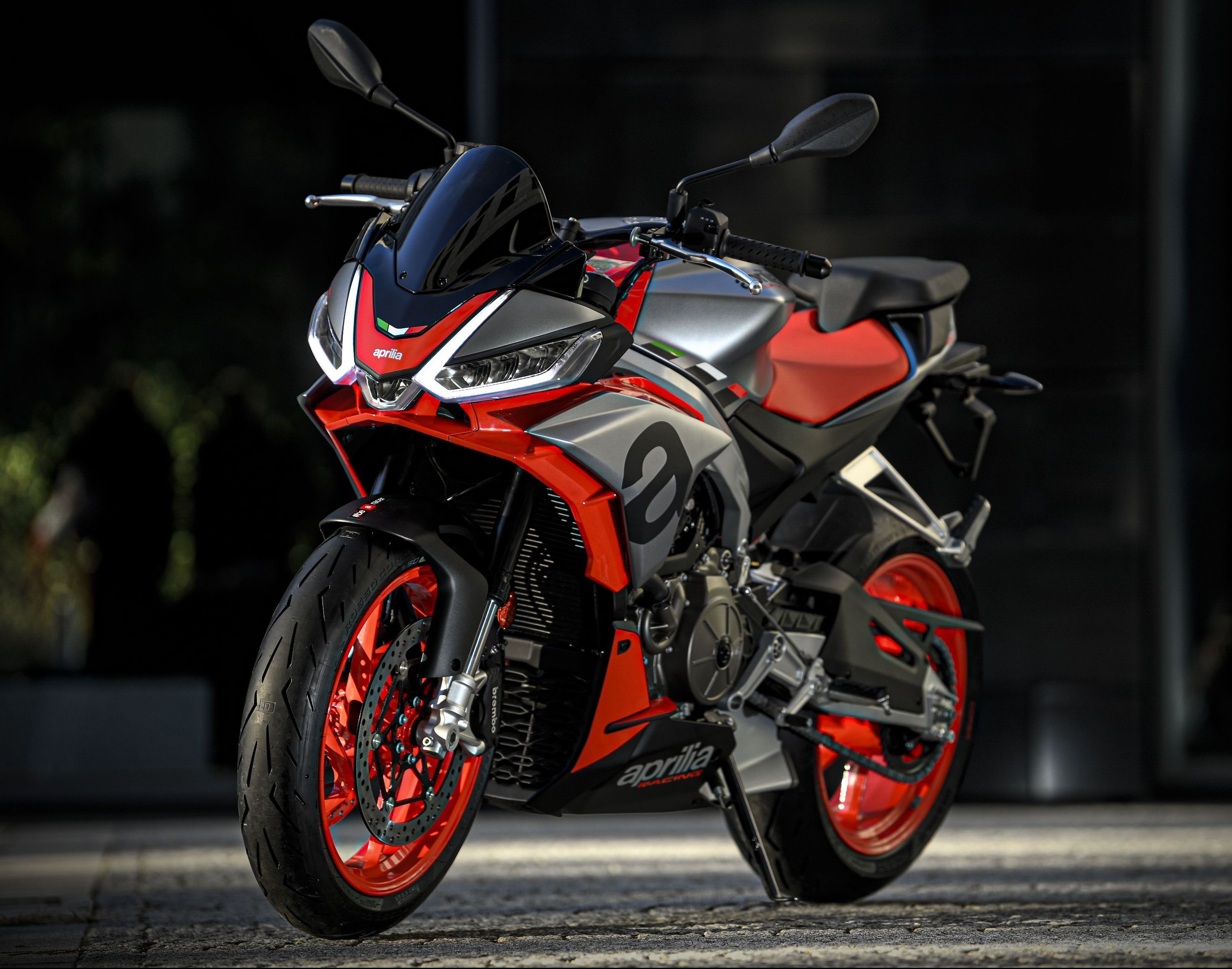 Aprilia Tuono 660 doi 2021 ra mat tai Malaysia, gia 18.878 USD hinh anh