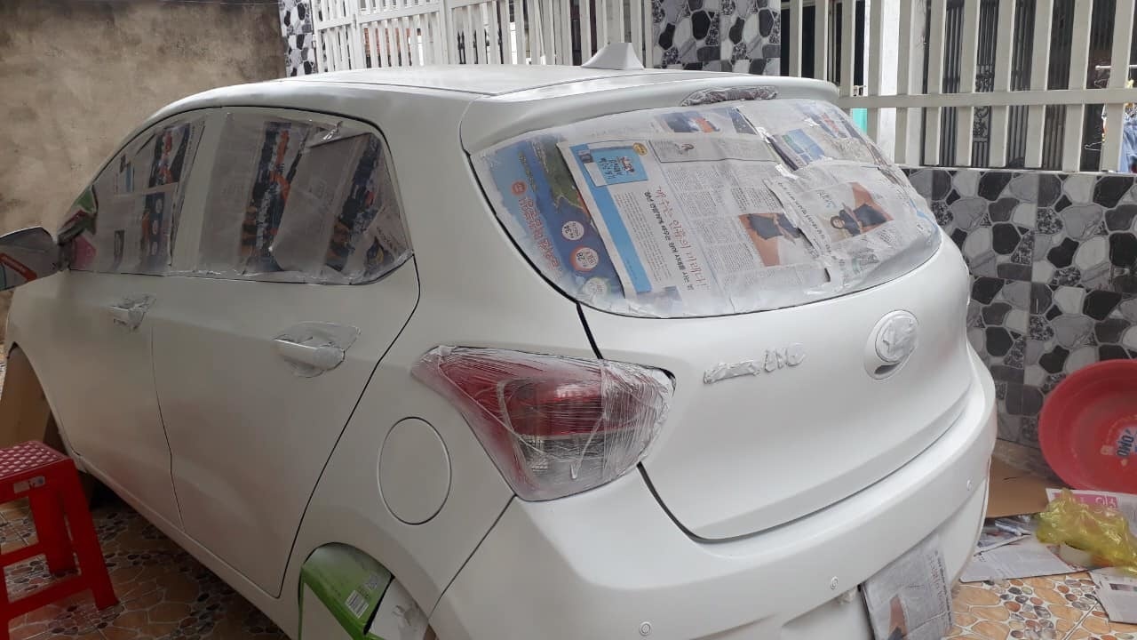 Nam thanh nien tu son oto bang binh xit cam tay hinh anh