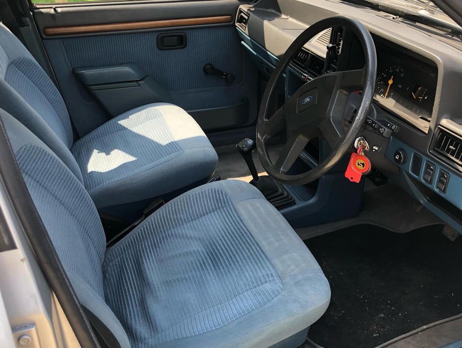 Chiếc Ford Escort của Công nương Diana được rao bán ảnh 4 Chiec Ford Escort cua Cong nuong Diana duoc rao ban anh 4