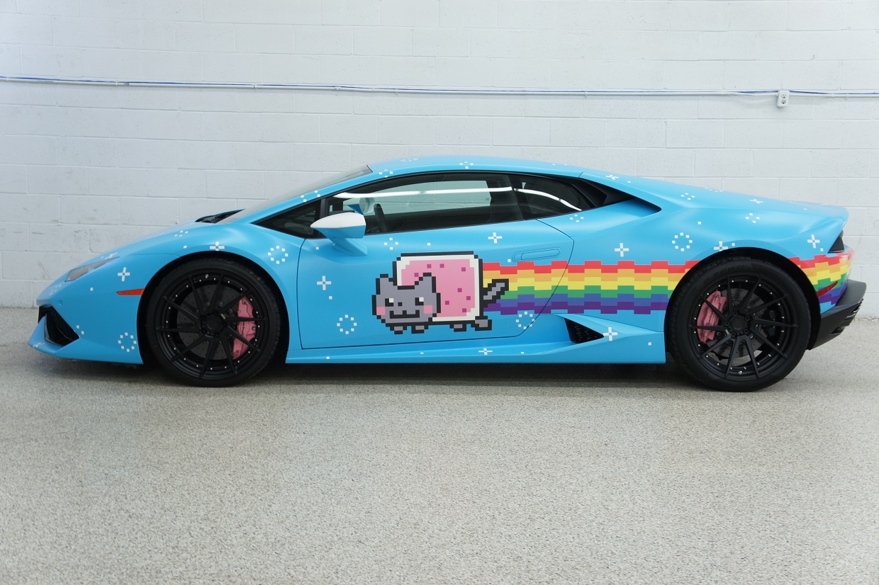 Chiếc Ferrari F8 Tributo được dán decal hình Dogecoin ảnh 5 Chiec Ferrari F8 Tributo duoc dan decal hinh Dogecoin anh 5