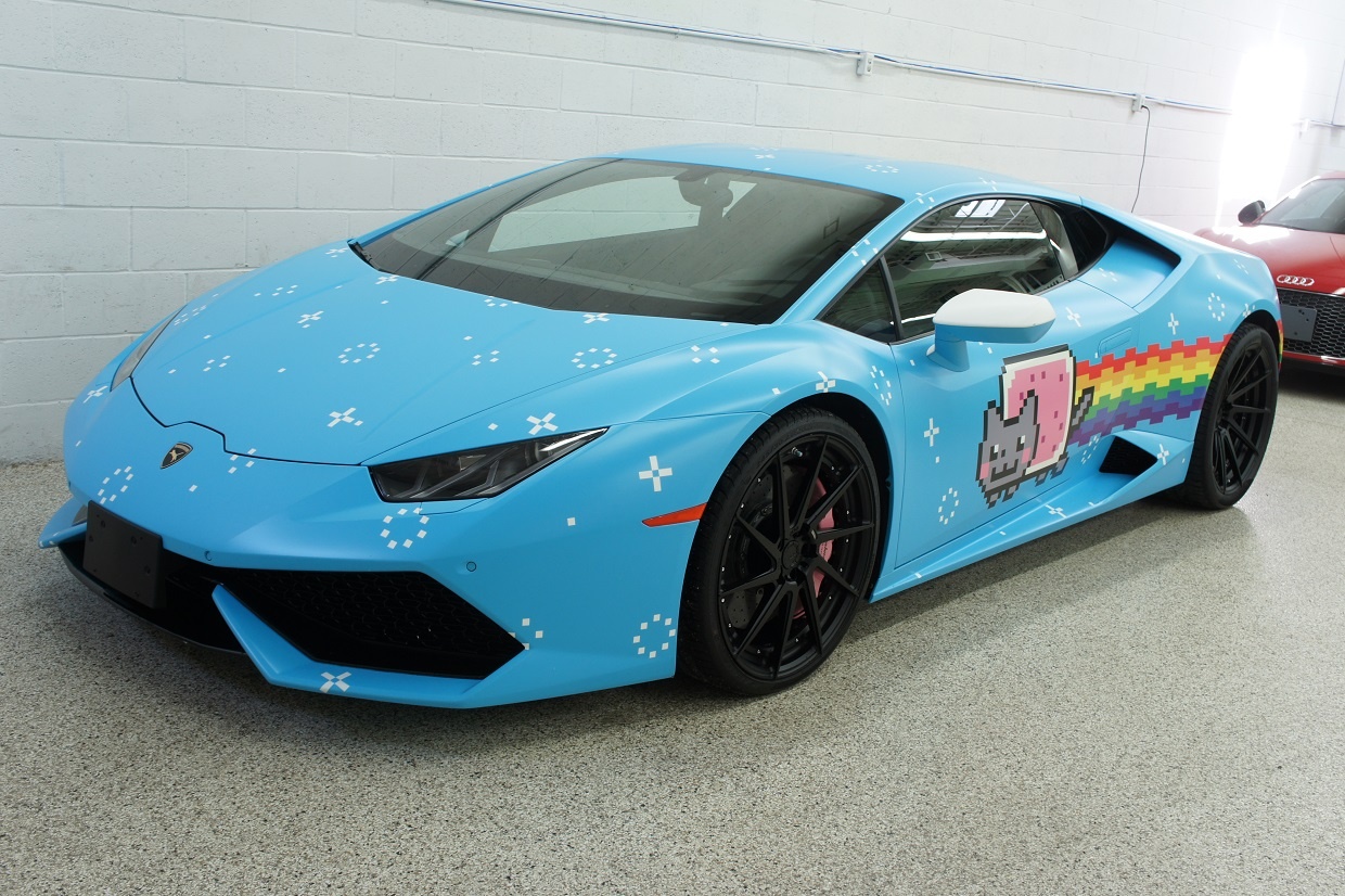 Chiếc Ferrari F8 Tributo được dán decal hình Dogecoin ảnh 4 Chiec Ferrari F8 Tributo duoc dan decal hinh Dogecoin anh 4