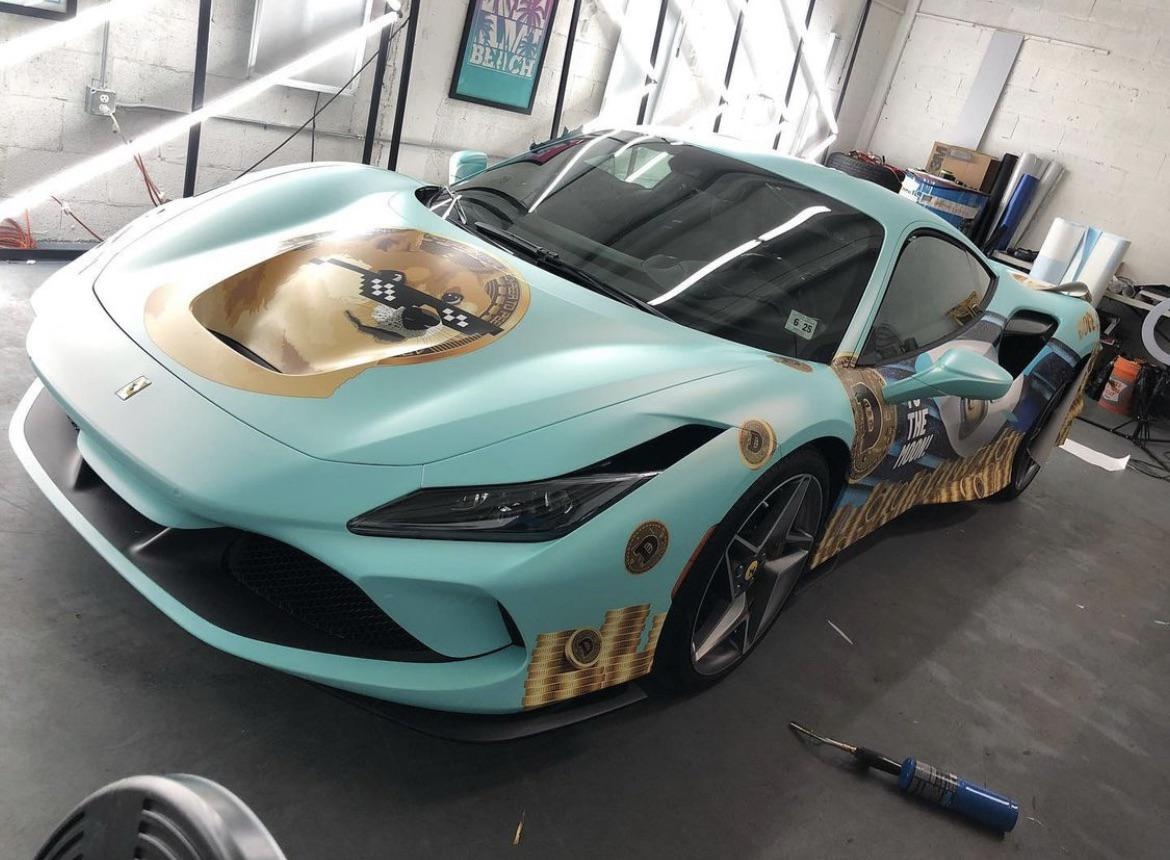 Chiếc Ferrari F8 Tributo được dán decal hình Dogecoin ảnh 1 Chiec Ferrari F8 Tributo duoc dan decal hinh Dogecoin anh 1