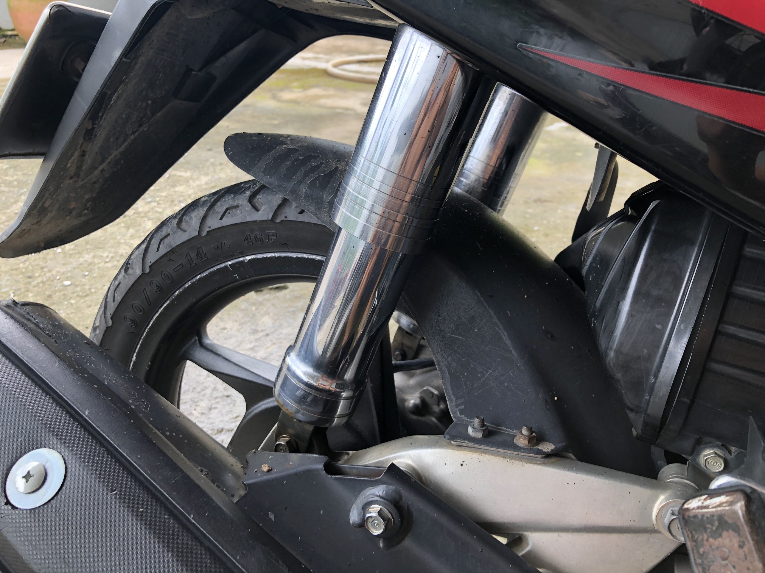 Toi co nen gan op inox cho phuoc sau xe may khong? hinh anh