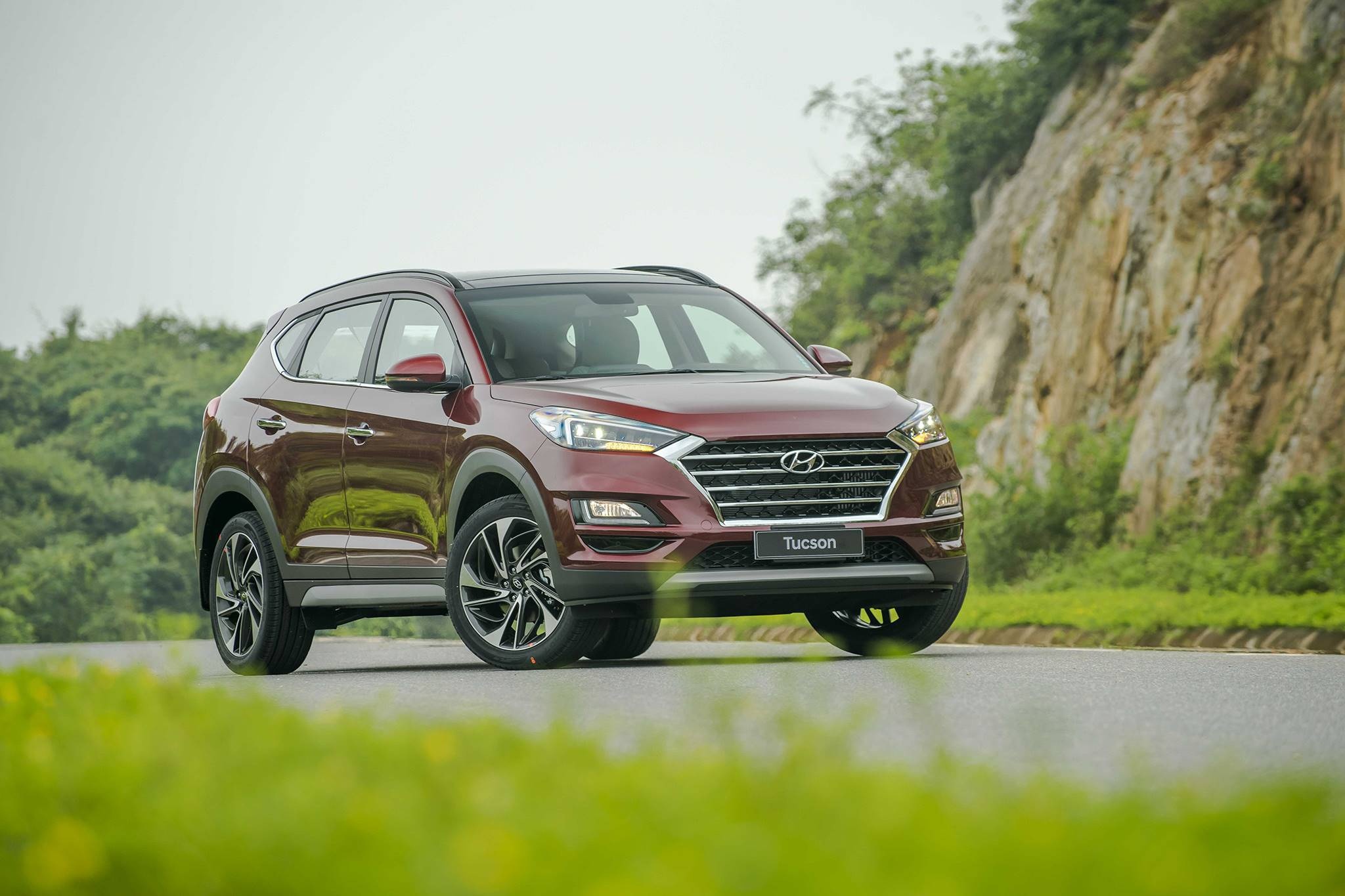 Co 800 trieu, nen mua Hyundai Kona ban cao hay Tucson ban thap? hinh anh