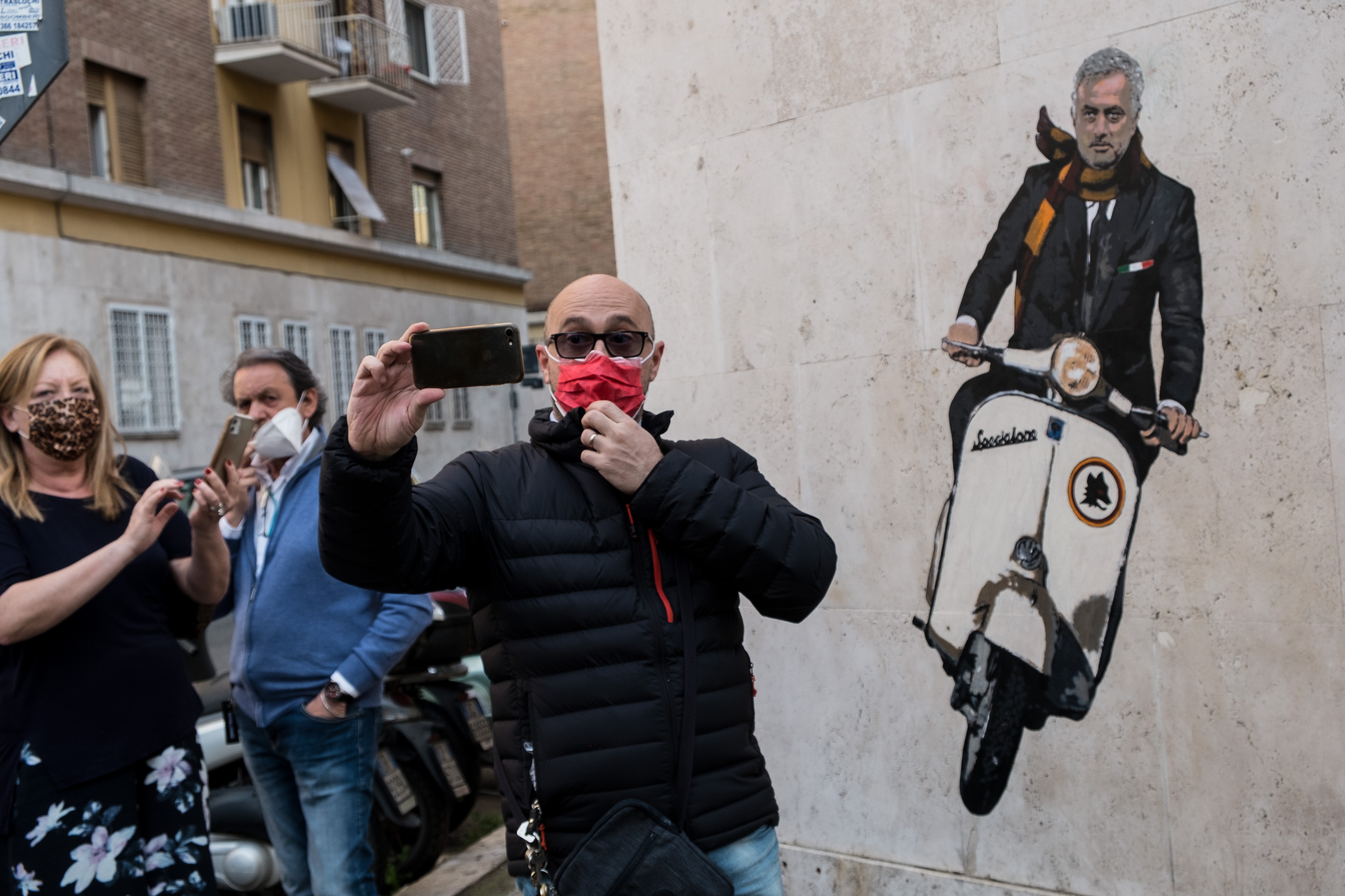 HLV Jose Mourinho lái Vespa đến sân tập AS Roma ảnh 4 HLV Jose Mourinho lai Vespa den san tap AS Roma anh 4