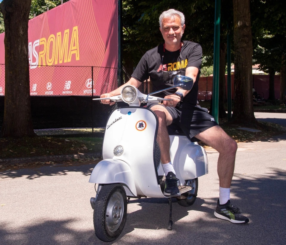 HLV Jose Mourinho lái Vespa đến sân tập AS Roma ảnh 1 HLV Jose Mourinho lai Vespa den san tap AS Roma anh 1