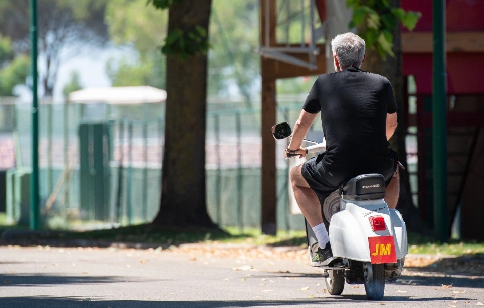HLV Jose Mourinho lái Vespa đến sân tập AS Roma ảnh 3 HLV Jose Mourinho lai Vespa den san tap AS Roma anh 3
