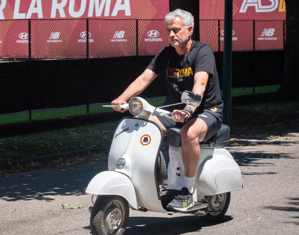 HLV Jose Mourinho lái Vespa đến sân tập AS Roma ảnh 2 HLV Jose Mourinho lai Vespa den san tap AS Roma anh 2
