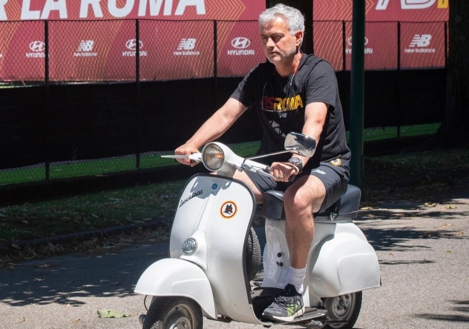 Jose Mourinho lai Vespa dao quanh san tap cua AS Roma hinh anh