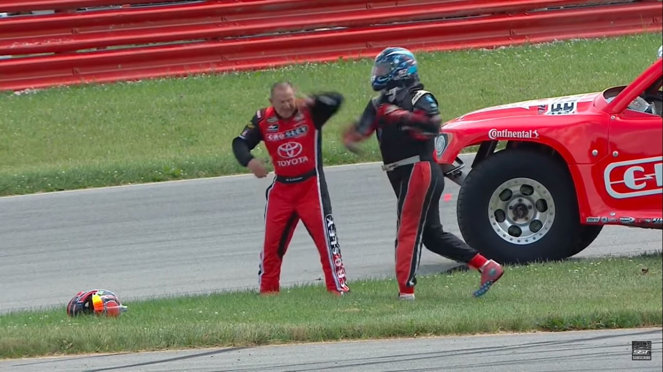 Hai tay dua lao vao danh nhau sau va cham hinh anh