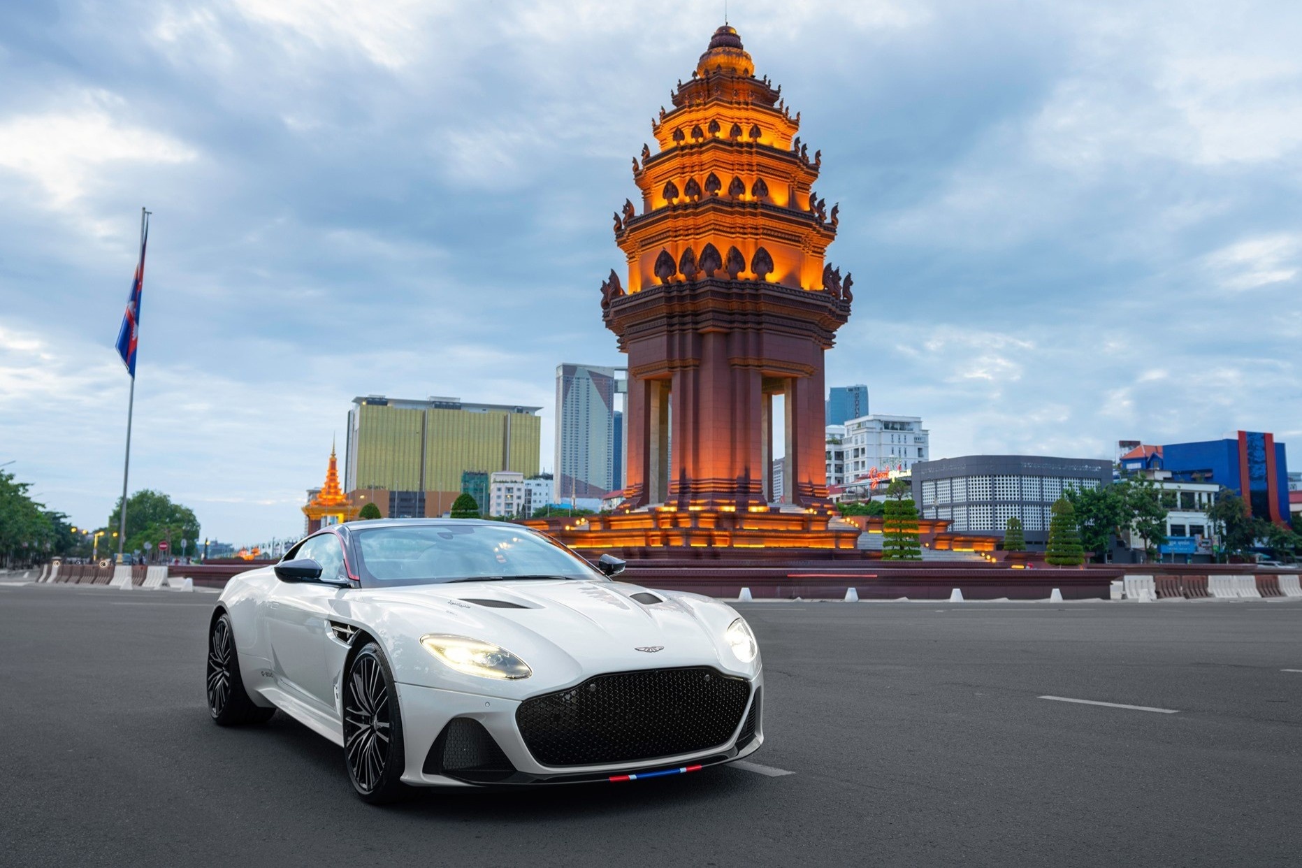 Aston Martin DBS Superleggera Concorde hang hiem ra mat tai Campuchia hinh anh