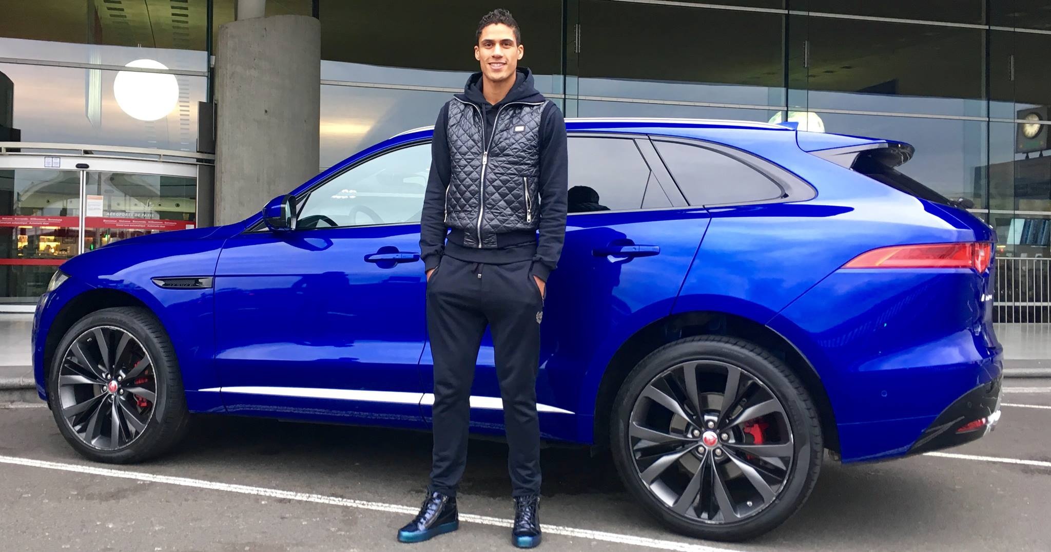 Raphael Varane lai BMW X6 dao pho Manchester anh 4