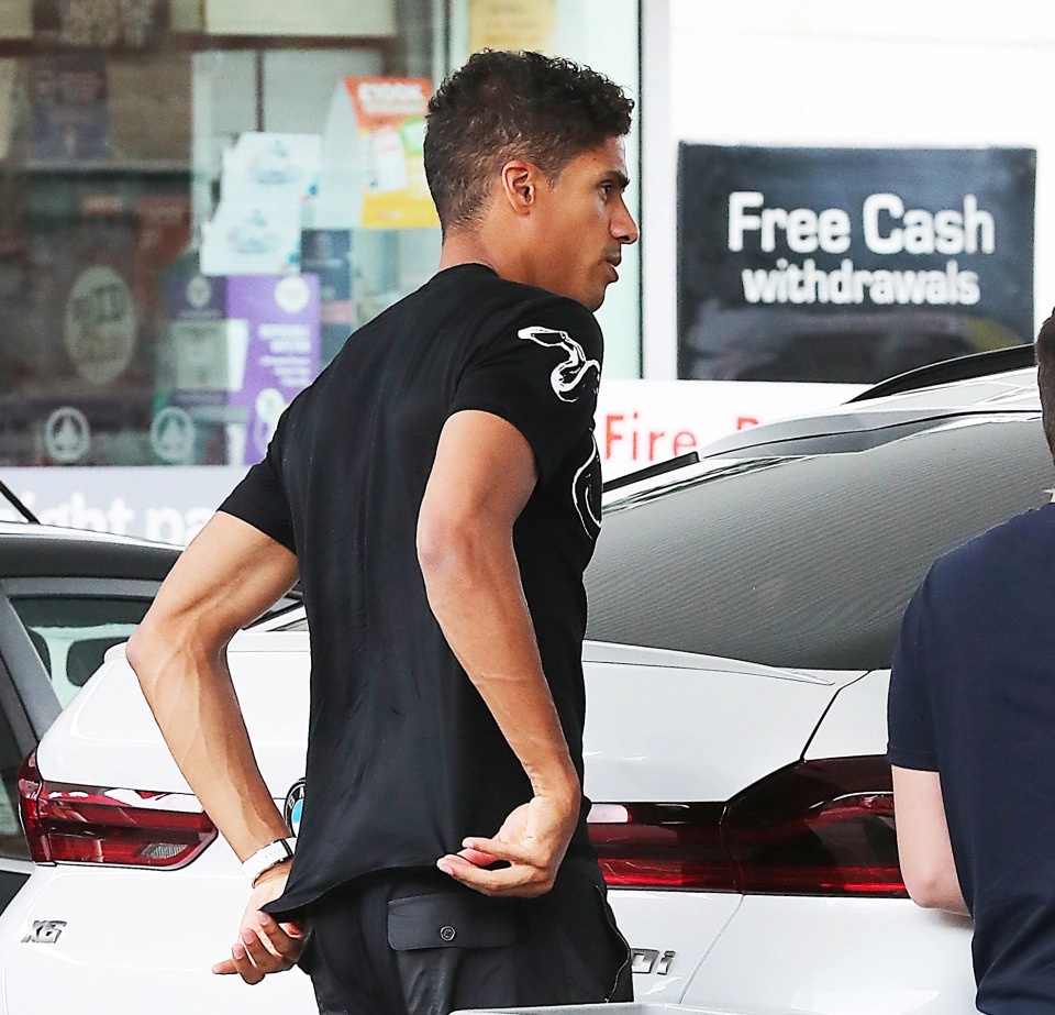 Raphael Varane lai BMW X6 dao pho Manchester anh 3