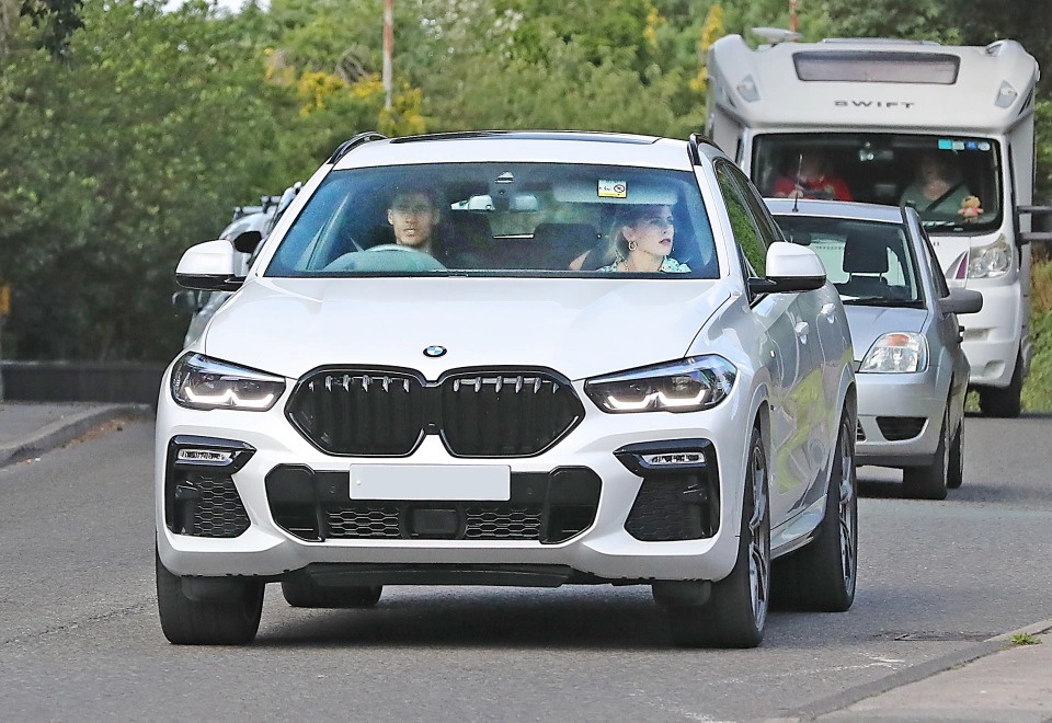 Raphael Varane lai BMW X6 dao pho Manchester hinh anh