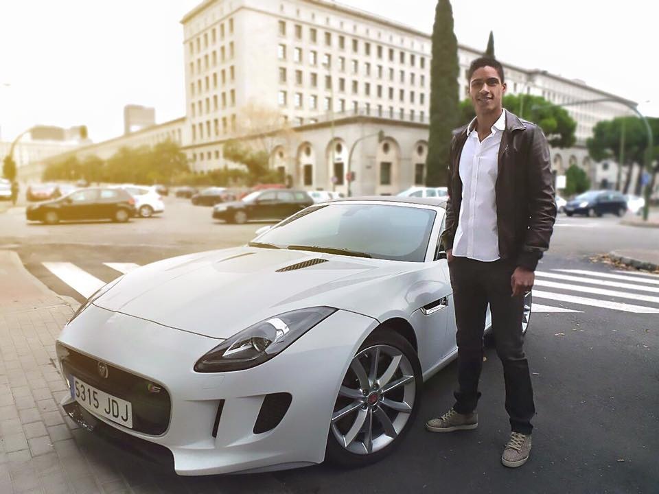 Raphael Varane lai BMW X6 dao pho Manchester anh 6