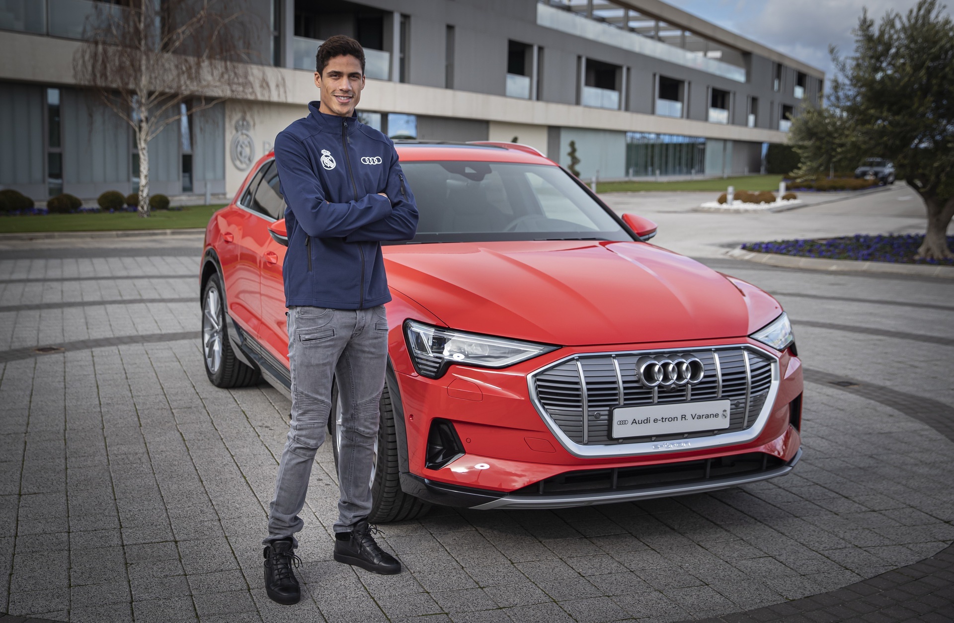 Raphael Varane lai BMW X6 dao pho Manchester anh 8