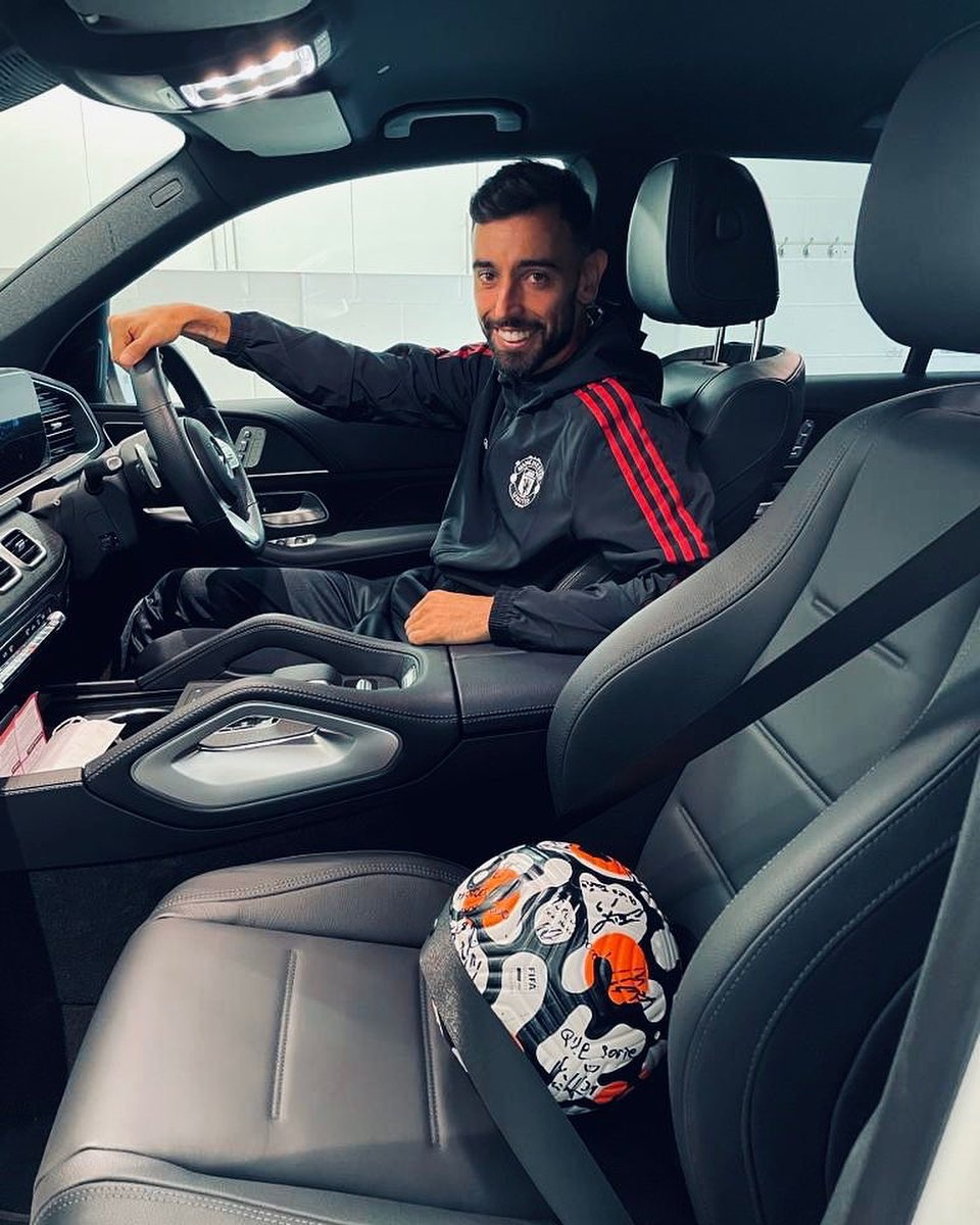 Bruno Fernandes lái xe sang mang quả bóng về sau khi lập hattrick ảnh 2 Bruno Fernandes lai xe sang mang qua bong ve sau khi lap hattrick anh 2