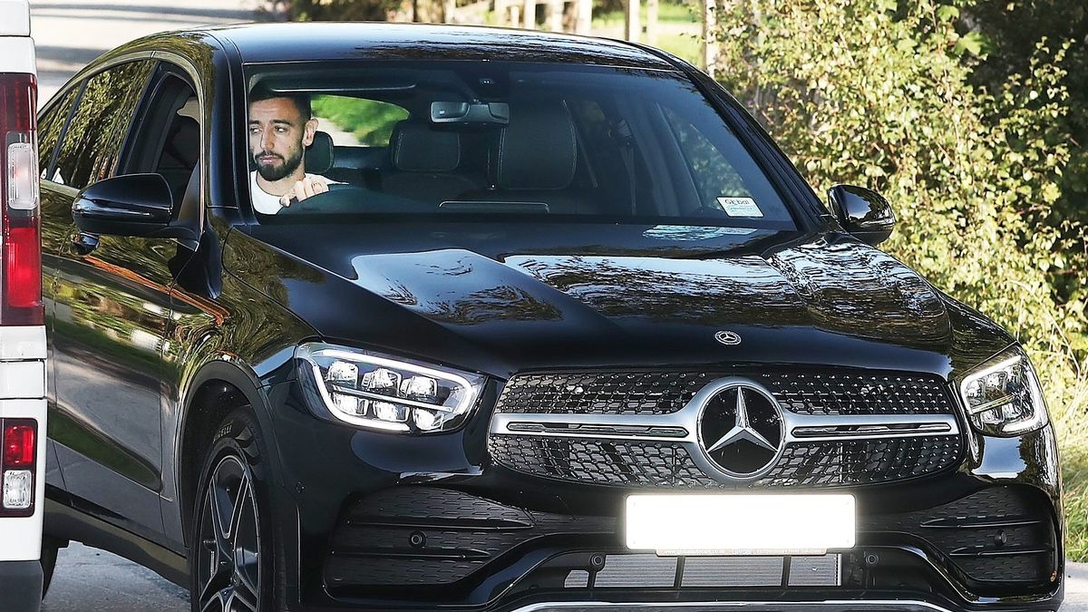 Bruno Fernandes lái xe sang mang quả bóng về sau khi lập hattrick ảnh 6 Bruno Fernandes lai xe sang mang qua bong ve sau khi lap hattrick anh 6