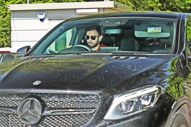 Bruno Fernandes lái xe sang mang quả bóng về sau khi lập hattrick ảnh 3 Bruno Fernandes lai xe sang mang qua bong ve sau khi lap hattrick anh 3