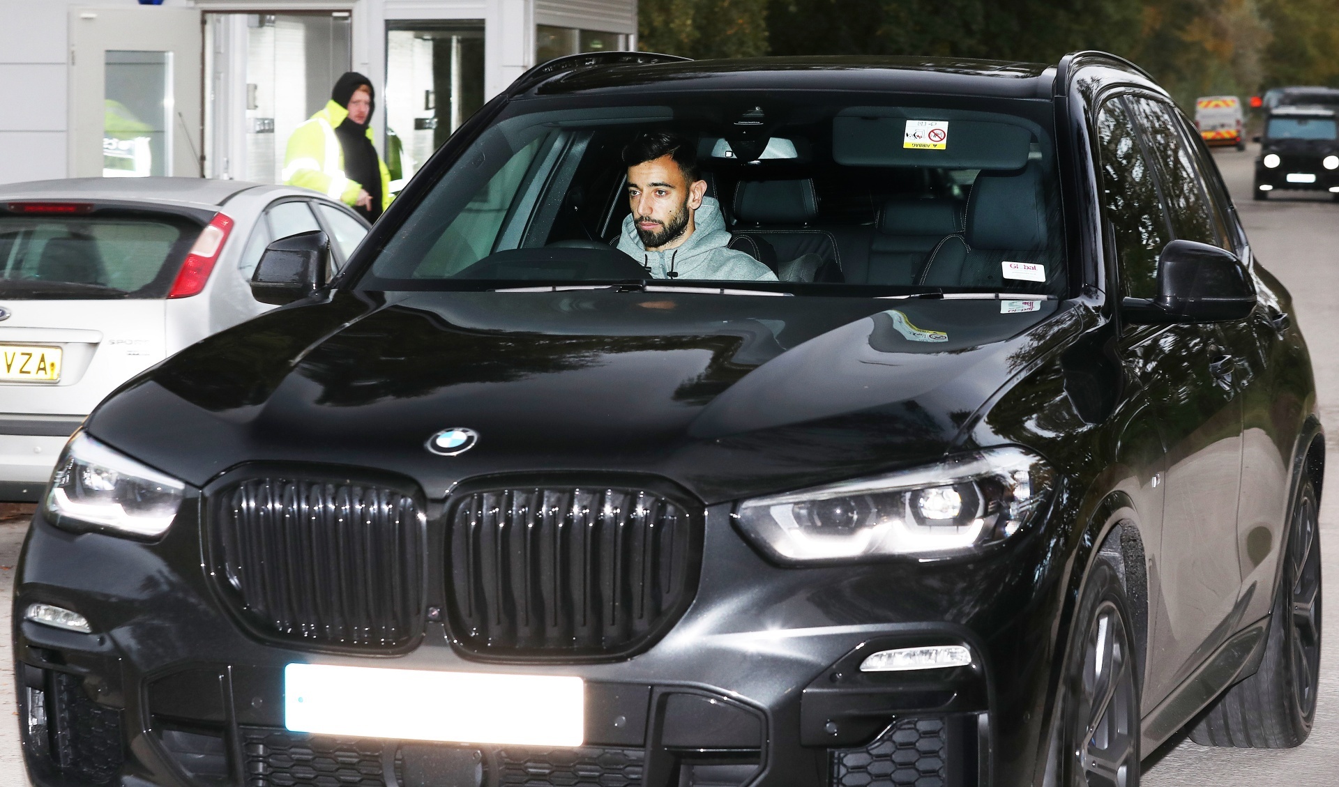 Bruno Fernandes lái xe sang mang quả bóng về sau khi lập hattrick ảnh 5 Bruno Fernandes lai xe sang mang qua bong ve sau khi lap hattrick anh 5