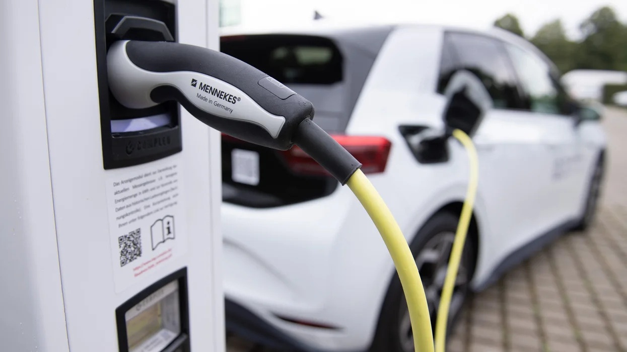 Gia nguyen lieu pin tang cao khien cac hang xe dien phai thay doi anh 1