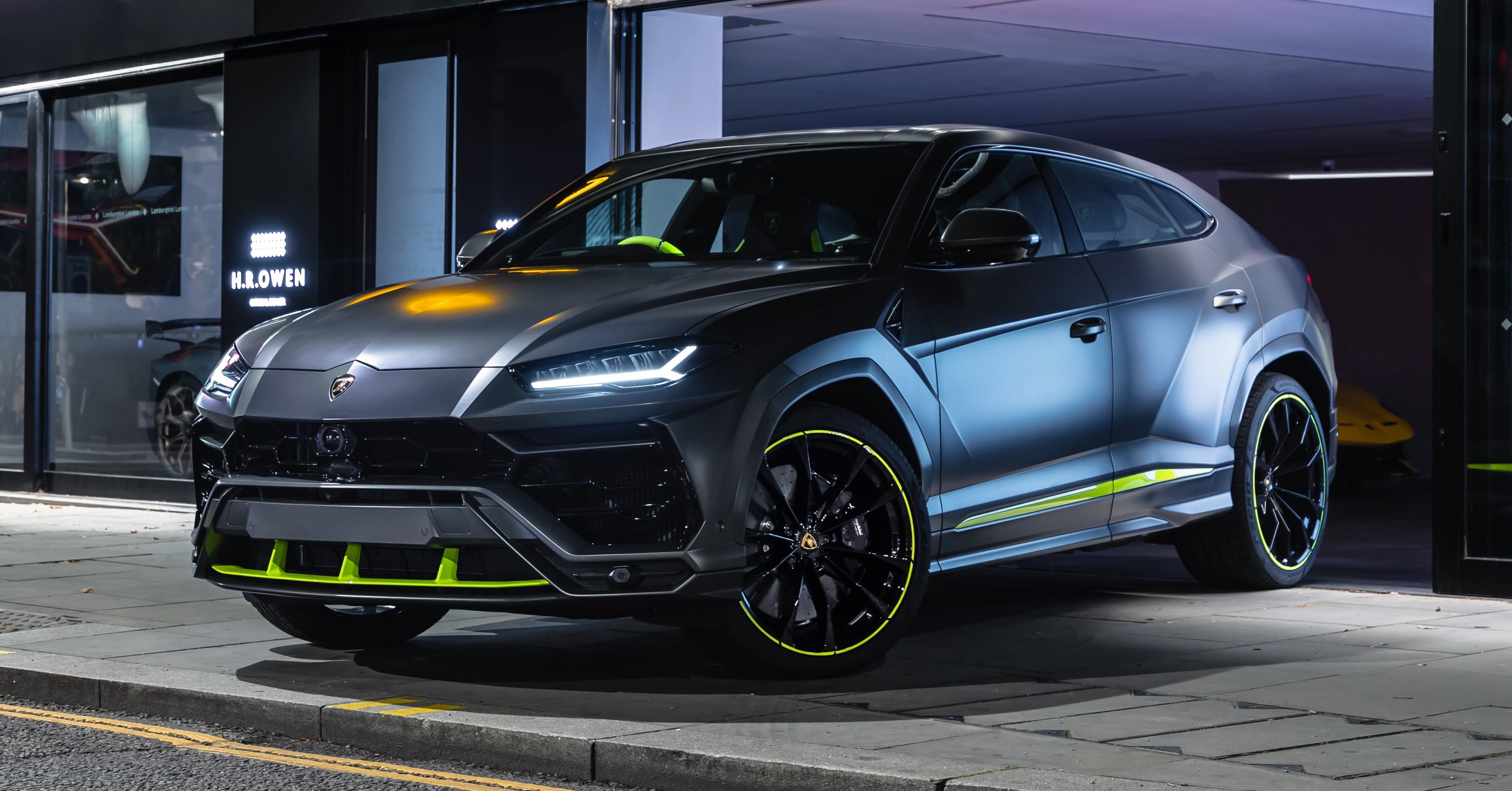 Lamborghini Urus thu 15.000 co mau dac biet anh 2