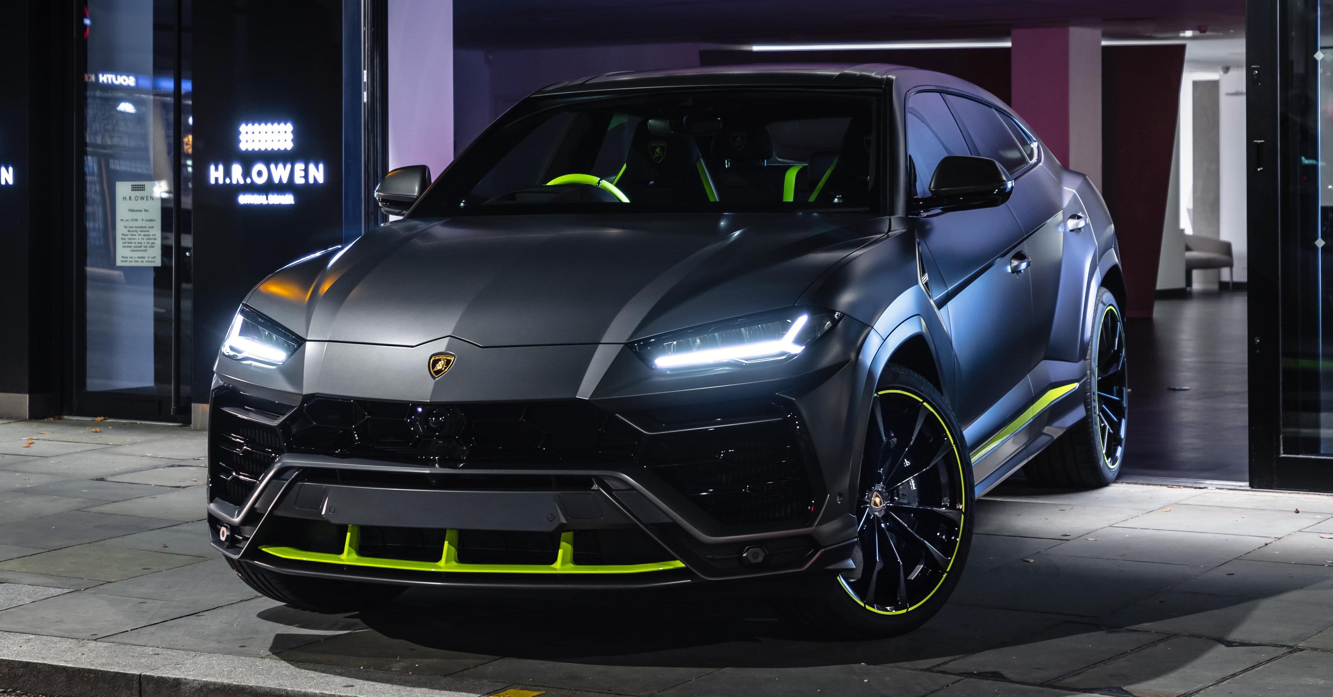 Chiec Lamborghini Urus thu 15.000 duoc phoi mau dac biet hinh anh