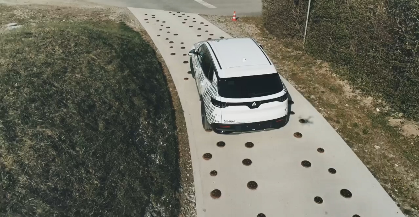 Xe dien giong VinFast Lux SA duoc thu nghiem tai Ao anh 2