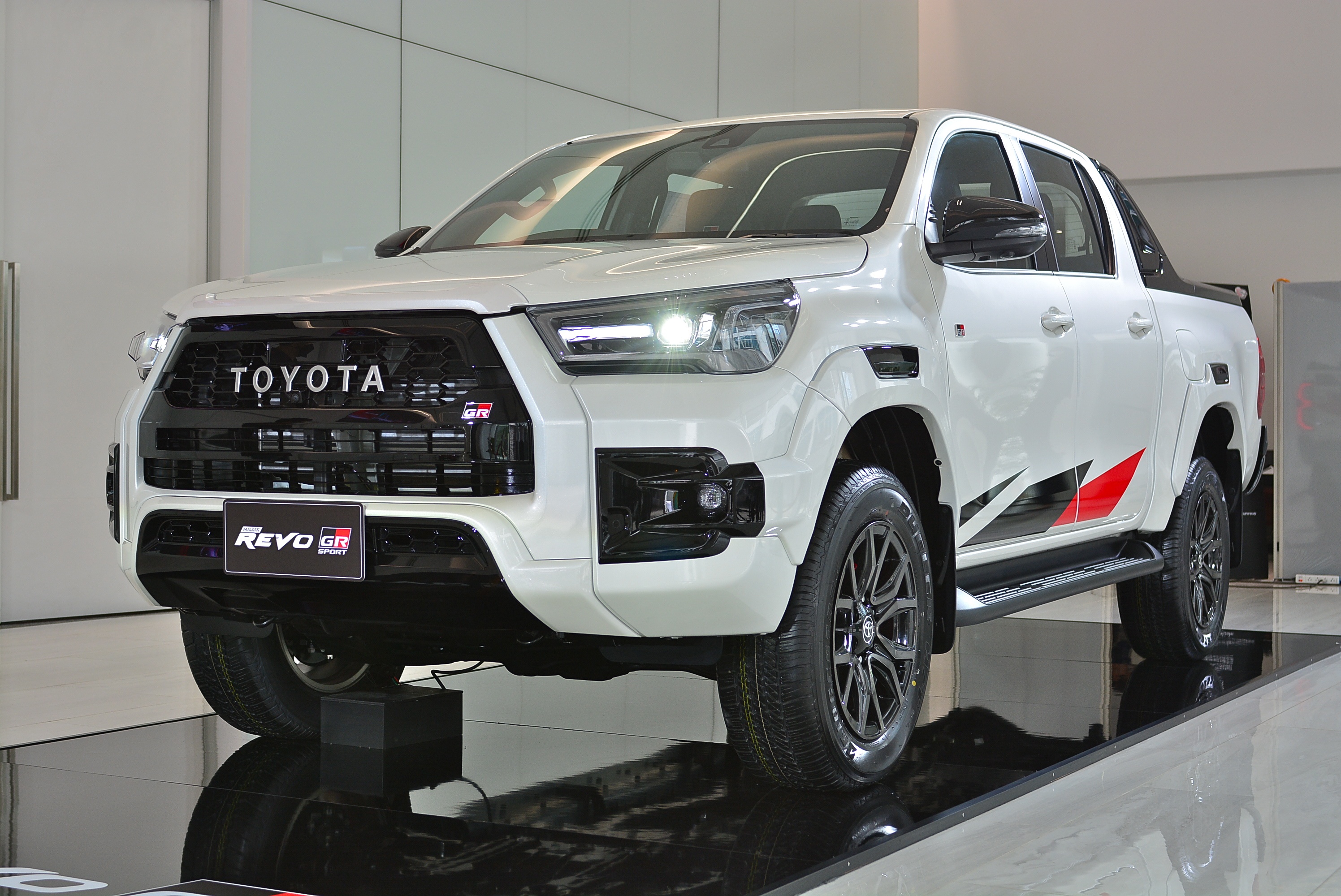 Toyota Hilux GR-Sport 2021 ra mat tai Thai Lan, gia tu 27.033 USD hinh anh