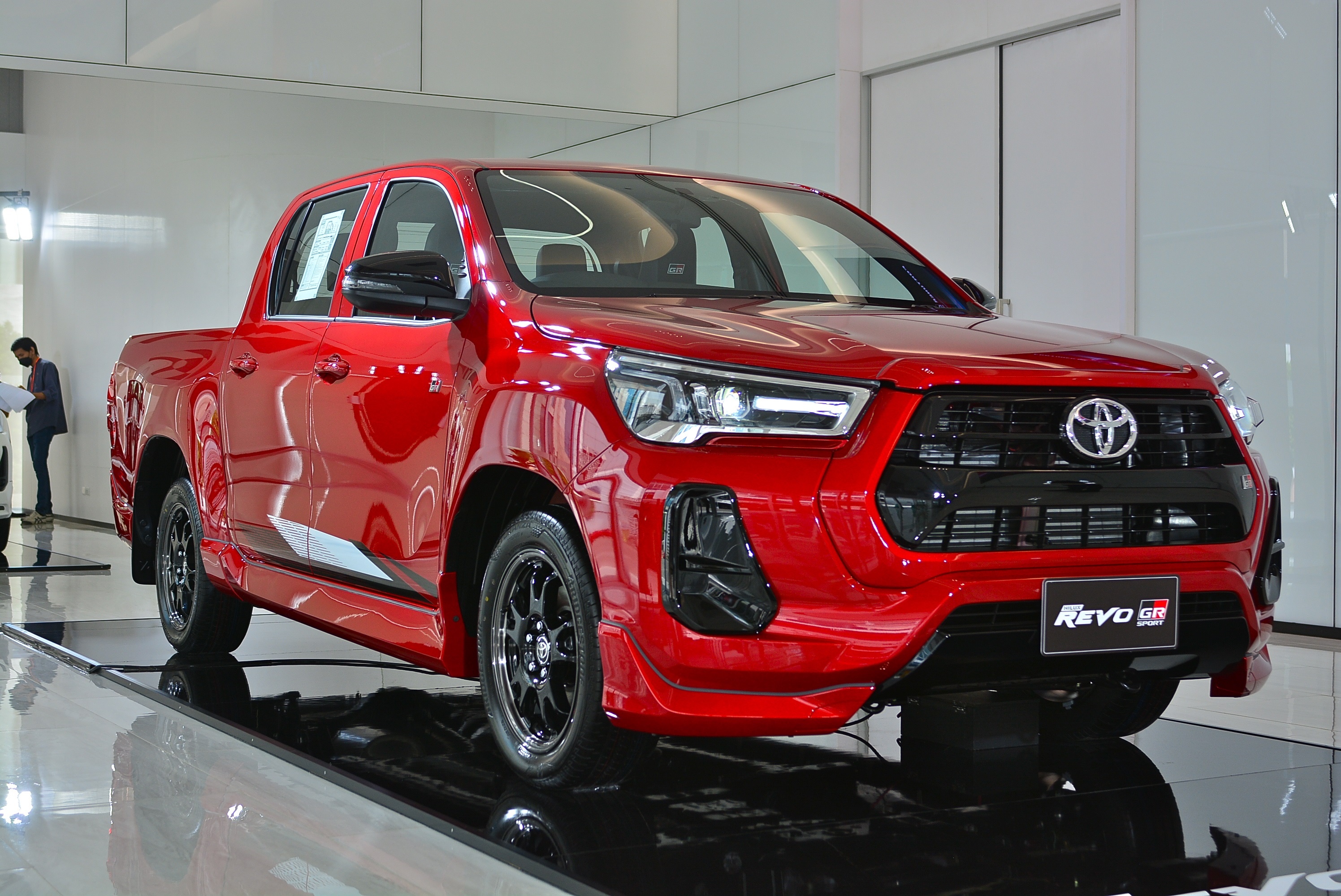 Toyota Hilux GR-Sport 2021 ra mat tai Thai Lan anh 2
