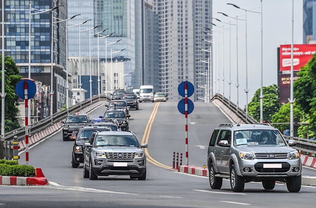 Đoàn xe hộ tống Phó tổng thống Mỹ Harris tại Việt Nam ảnh 1 Doan xe ho tong Pho tong thong My Harris tai Viet Nam anh 1