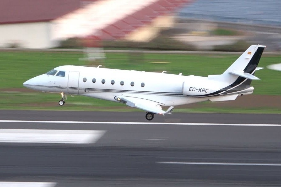 Cristiano Ronaldo da roi Italy tren may bay ca nhan hinh anh