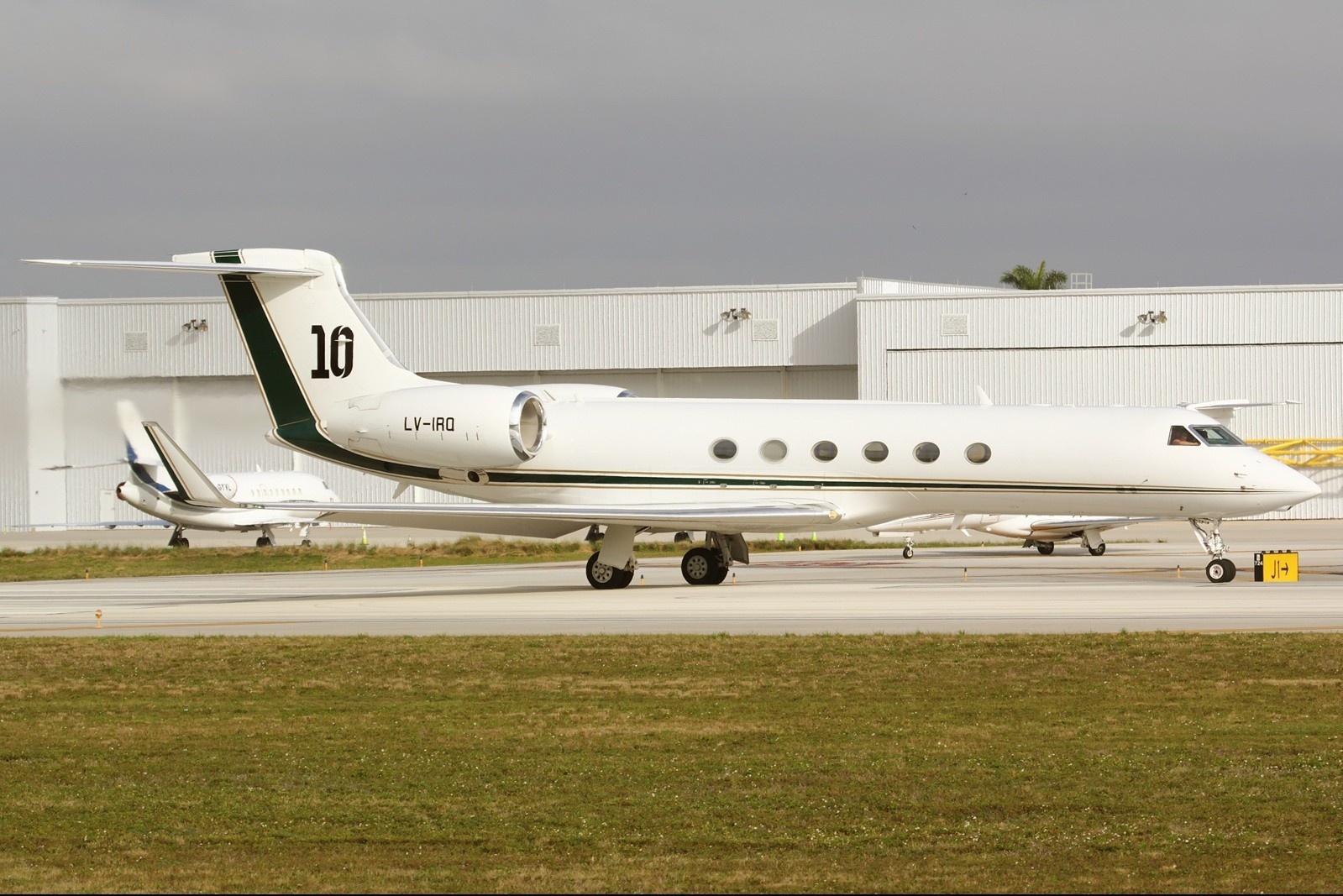 Cristiano Ronaldo va nhung cau thu so huu may bay ca nhan hinh anh