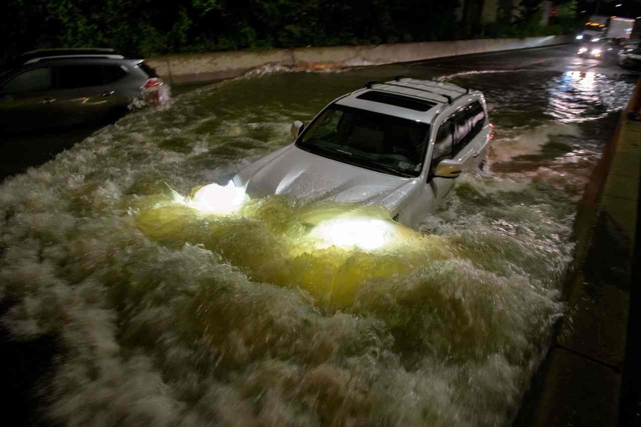 Nhiều ôtô chìm trong biển nước sau bão lớn ở Mỹ ảnh 3 Nhieu oto chim trong bien nuoc sau bao lon o My anh 3