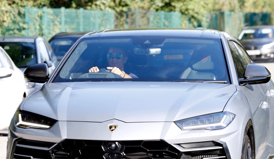 Cristiano Ronaldo cam lai Lamborghini Urus dao pho tai Manchester hinh anh