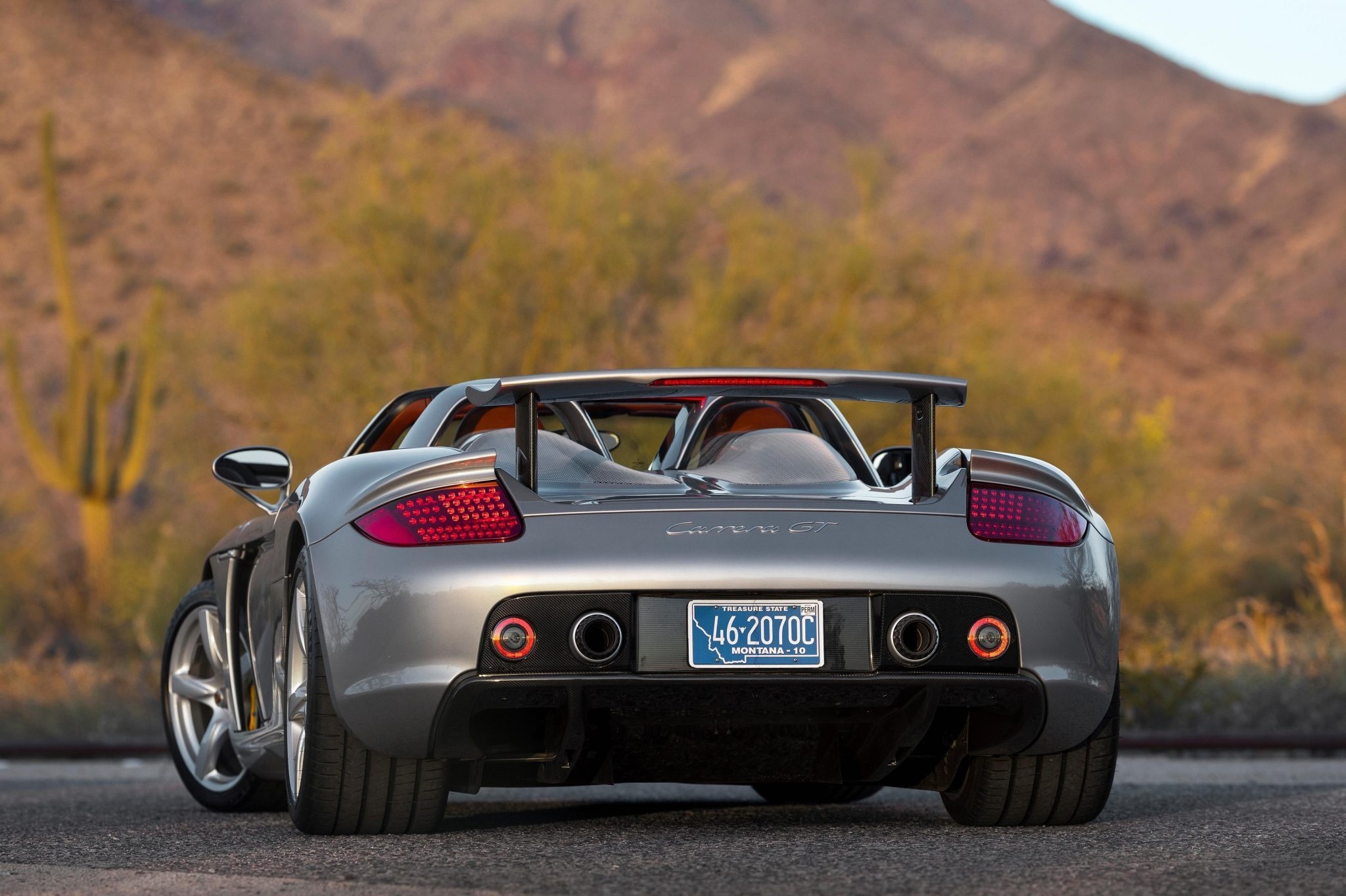 Porsche Carrera GT được bán đấu giá lên tới 1 triệu USD ảnh 3 Porsche Carrera GT duoc ban dau gia len toi 1 trieu USD anh 3
