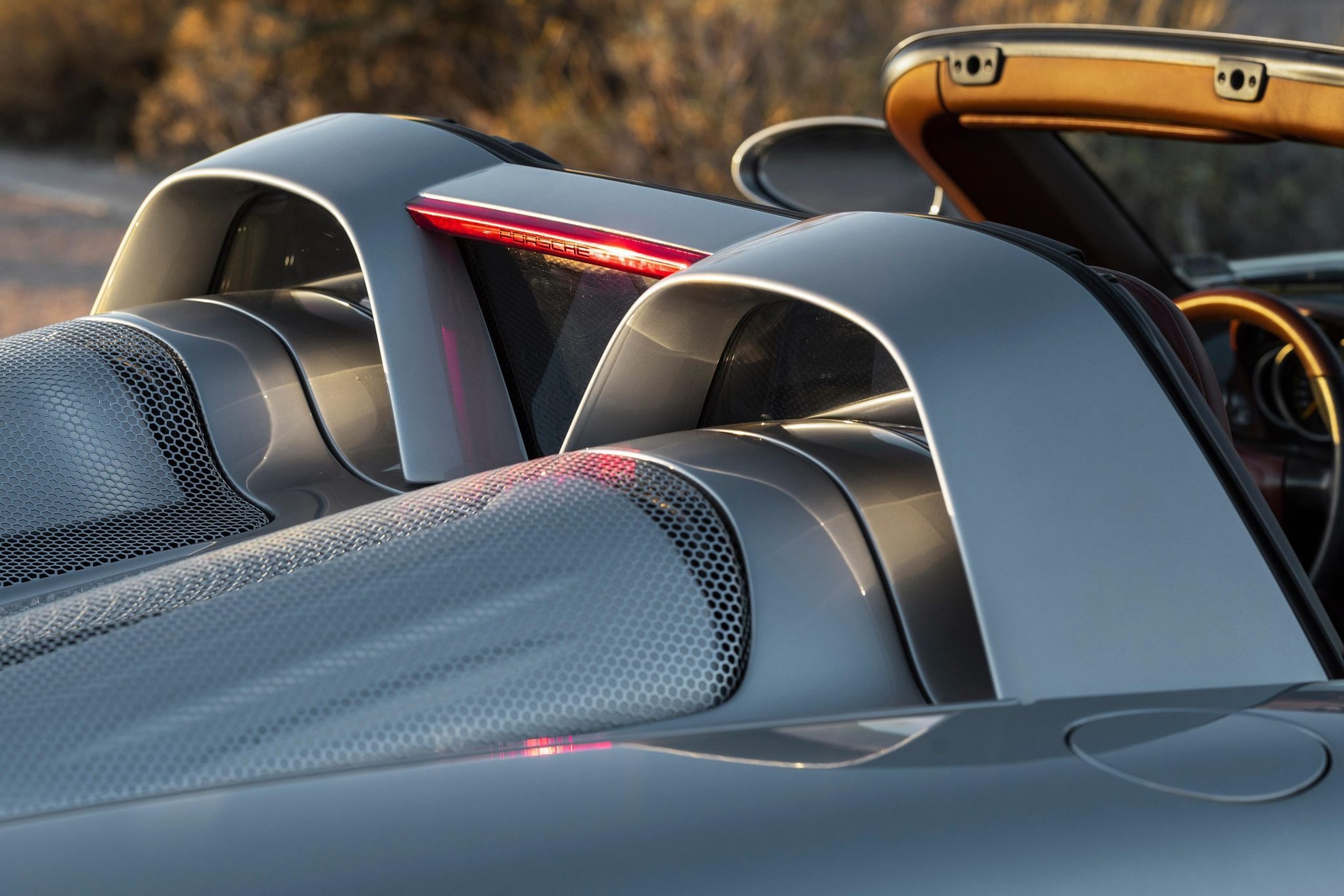 Porsche Carrera GT được bán đấu giá lên tới 1 triệu USD ảnh 12 Porsche Carrera GT duoc ban dau gia len toi 1 trieu USD anh 12