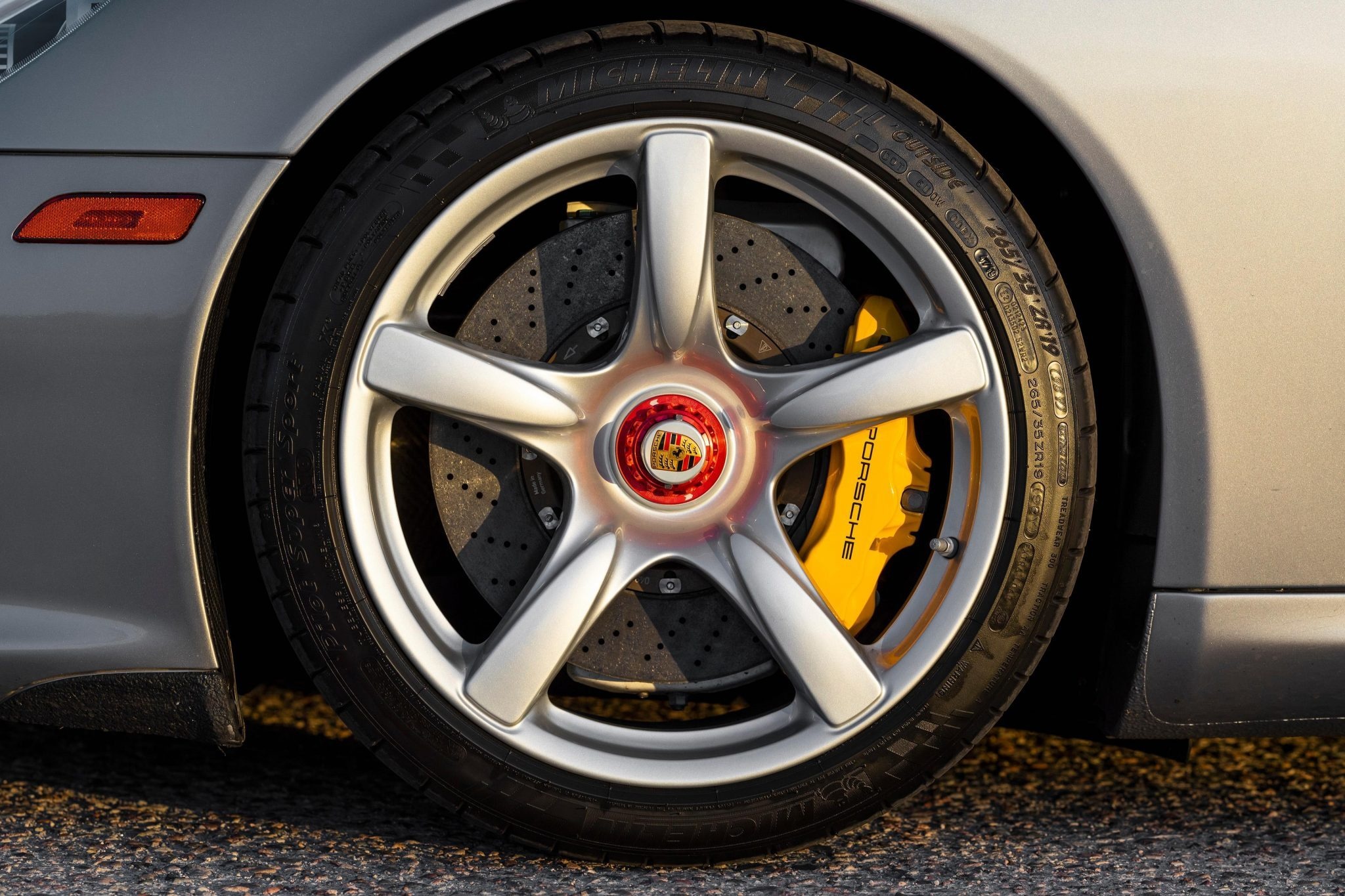 Porsche Carrera GT được bán đấu giá lên tới 1 triệu USD ảnh 6 Porsche Carrera GT duoc ban dau gia len toi 1 trieu USD anh 6