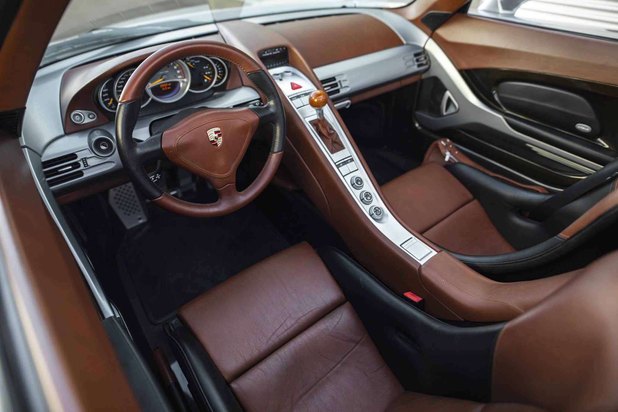 Porsche Carrera GT được bán đấu giá lên tới 1 triệu USD ảnh 8 Porsche Carrera GT duoc ban dau gia len toi 1 trieu USD anh 8