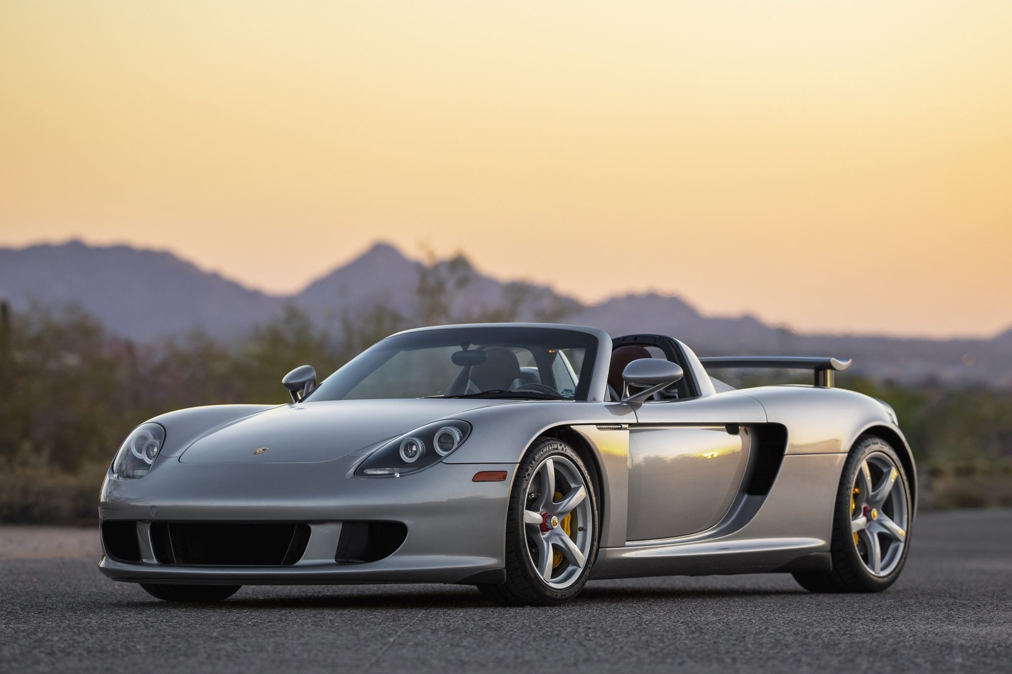 Porsche Carrera GT được bán đấu giá lên tới 1 triệu USD ảnh 2 Porsche Carrera GT duoc ban dau gia len toi 1 trieu USD anh 2