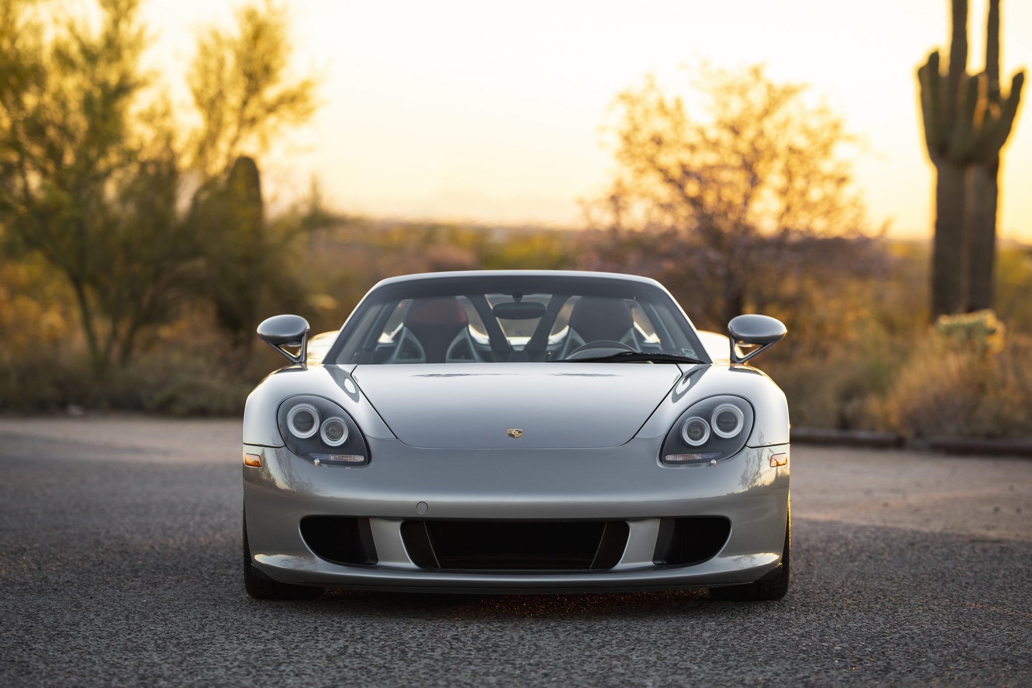 Porsche Carrera GT được bán đấu giá lên tới 1 triệu USD ảnh 7 Porsche Carrera GT duoc ban dau gia len toi 1 trieu USD anh 7