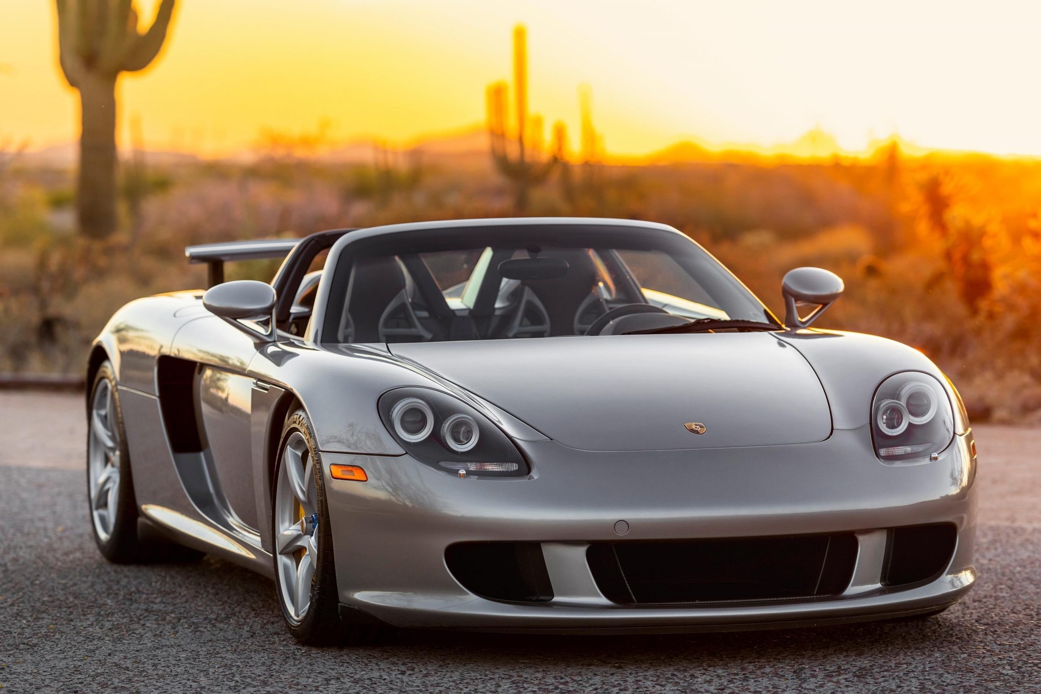 Porsche Carrera GT được bán đấu giá lên tới 1 triệu USD ảnh 1 Porsche Carrera GT duoc ban dau gia len toi 1 trieu USD anh 1