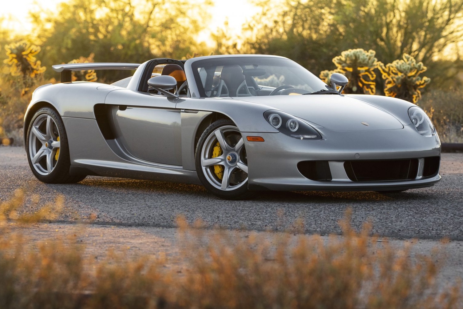 Porsche Carrera GT được bán đấu giá lên tới 1 triệu USD ảnh 5 Porsche Carrera GT duoc ban dau gia len toi 1 trieu USD anh 5
