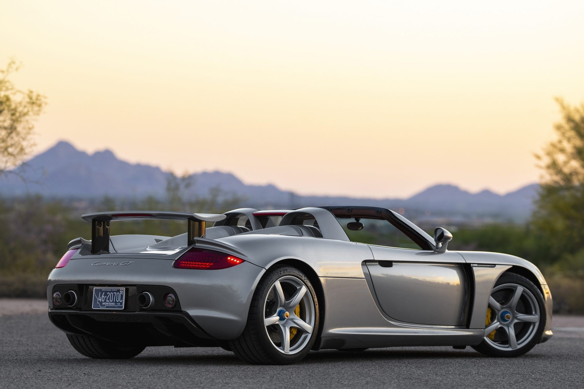 Porsche Carrera GT được bán đấu giá lên tới 1 triệu USD ảnh 4 Porsche Carrera GT duoc ban dau gia len toi 1 trieu USD anh 4