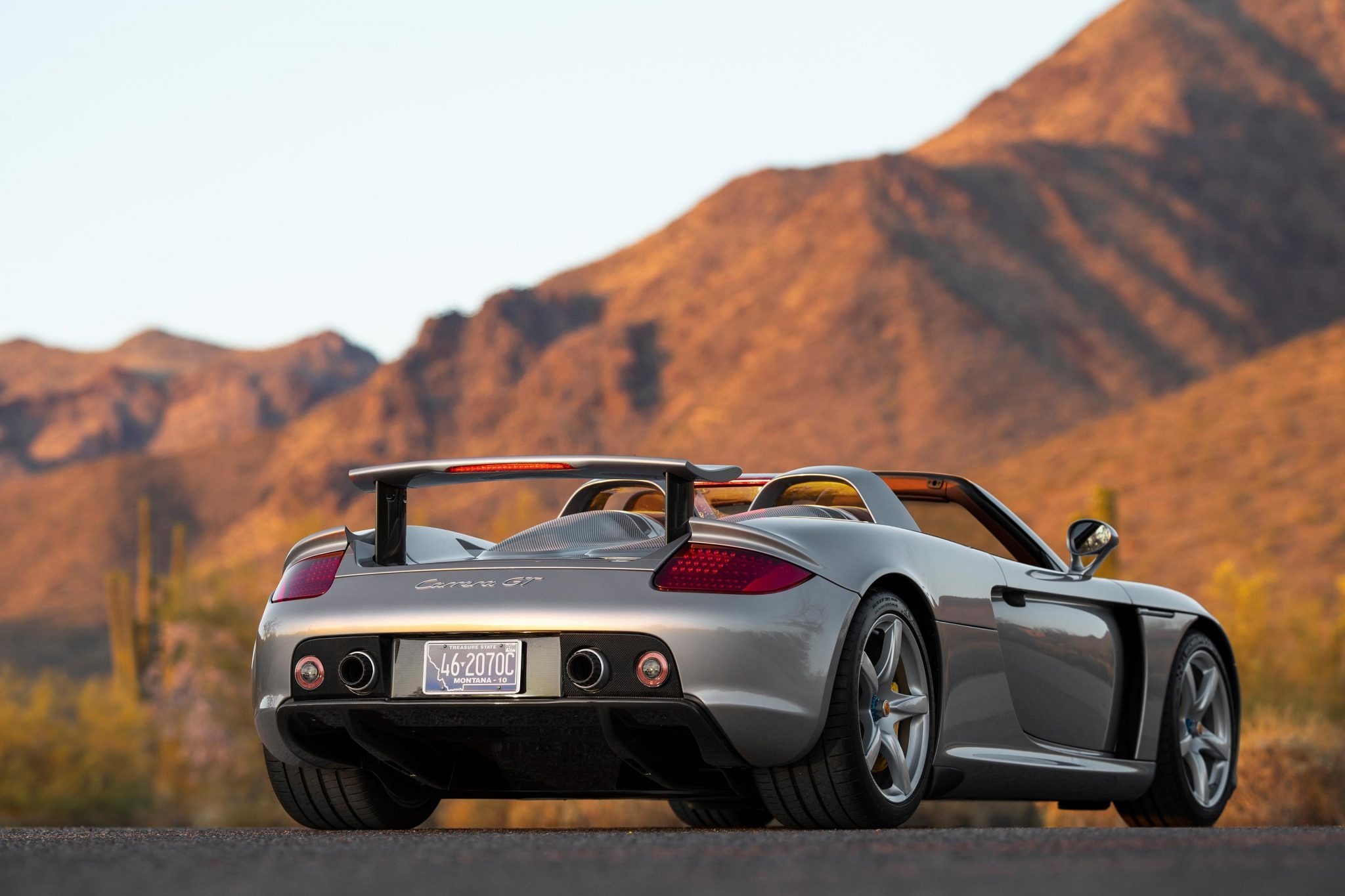 Porsche Carrera GT được bán đấu giá lên tới 1 triệu USD ảnh 11 Porsche Carrera GT duoc ban dau gia len toi 1 trieu USD anh 11