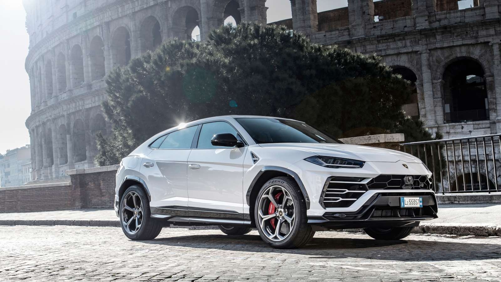 Ronaldo lai Lamborghini Urus tai Manchester anh 3