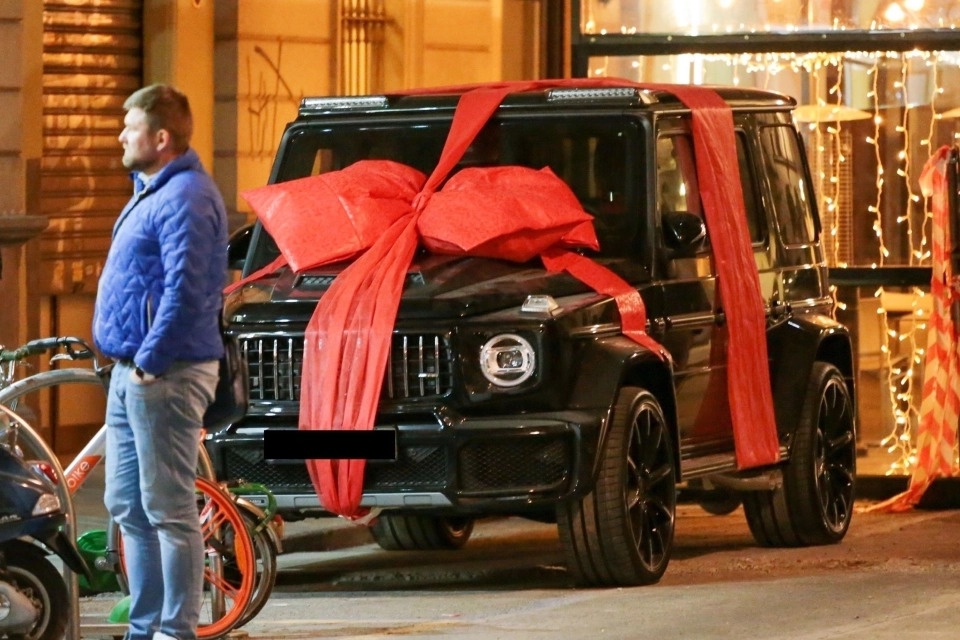 CĐV Manchester United bao vây chiếc Lamborghini Urus của Ronaldo ảnh 6 CDV Manchester United bao vay chiec Lamborghini Urus cua Ronaldo anh 6