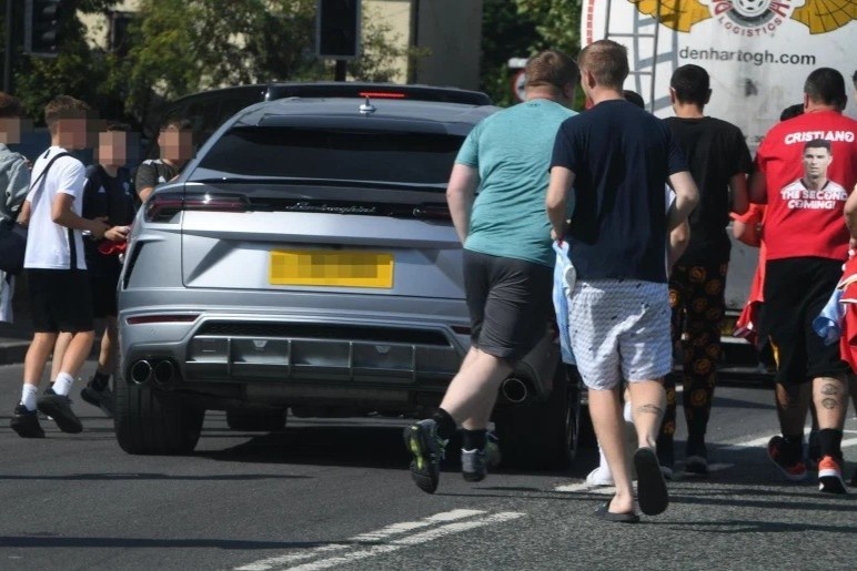 CDV Man Utd chay bo duoi theo chiec Lamborghini Urus cua Ronaldo hinh anh