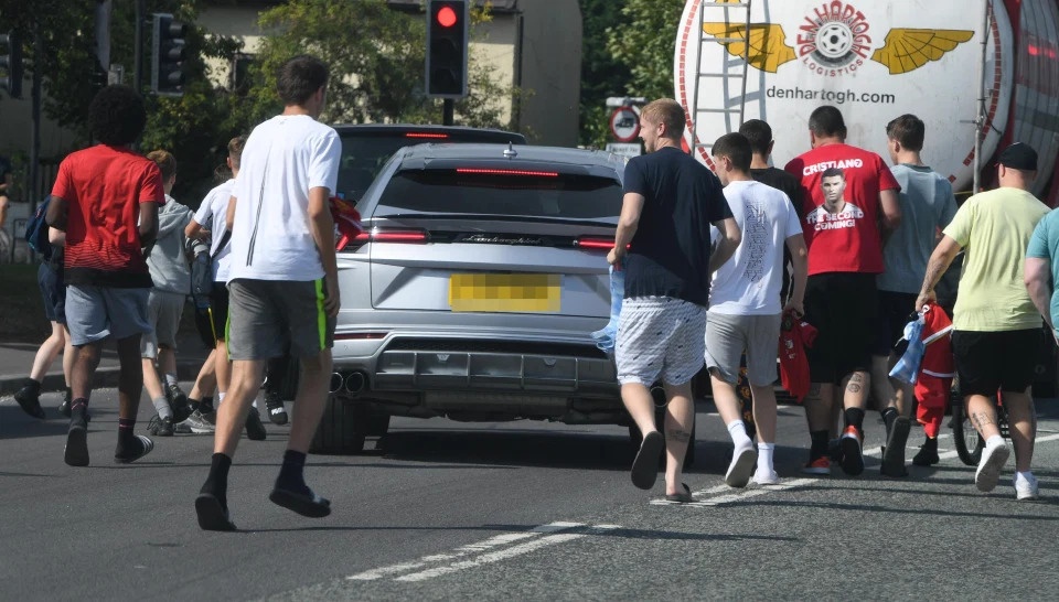 CĐV Manchester United bao vây chiếc Lamborghini Urus của Ronaldo ảnh 1 CDV Manchester United bao vay chiec Lamborghini Urus cua Ronaldo anh 1